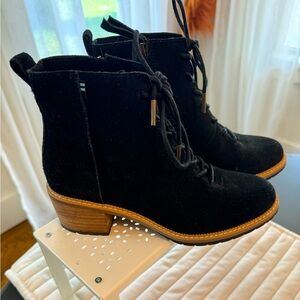 Toms boots size 7.